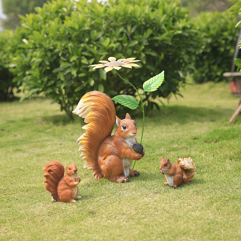 Outdoor Resin Squirrel Sculpture, Realistic Animal Figurine, Decorative Piece for Balcony, Courtyard, Garden Landscape, and Floor Decoration.