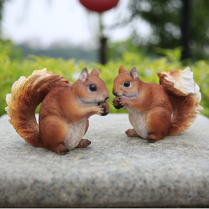 Outdoor Resin Squirrel Sculpture, Realistic Animal Figurine, Decorative Piece for Balcony, Courtyard, Garden Landscape, and Floor Decoration.