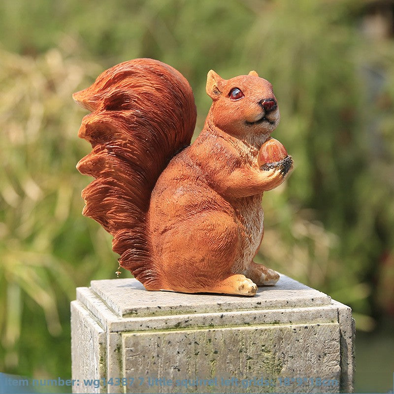 Outdoor Resin Squirrel Sculpture, Realistic Animal Figurine, Decorative Piece for Balcony, Courtyard, Garden Landscape, and Floor Decoration.