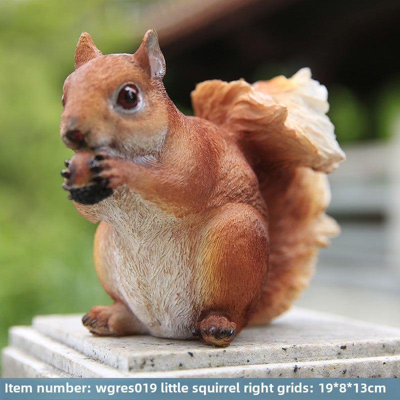 Outdoor Resin Squirrel Sculpture, Realistic Animal Figurine, Decorative Piece for Balcony, Courtyard, Garden Landscape, and Floor Decoration.