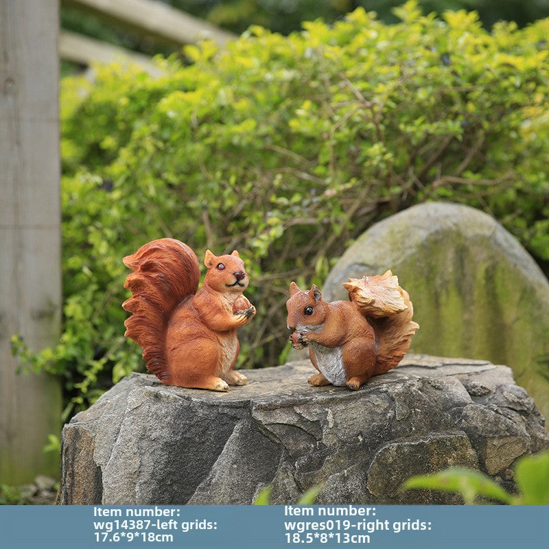 Outdoor Resin Squirrel Sculpture, Realistic Animal Figurine, Decorative Piece for Balcony, Courtyard, Garden Landscape, and Floor Decoration.